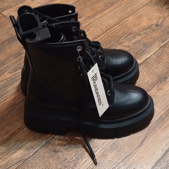 Black Lace-Up Combat Boots for Women - Glossy Finish Size 7 - Picture 2 of 7